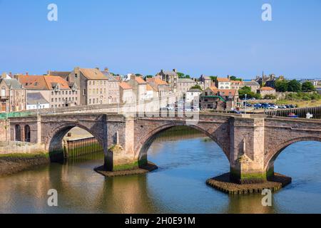 Berwick-upon-Tweed die Old Bridge oder Berwick Bridge und Stadtmauern Kai Mauern Berwick-upon-Tweed oder Berwick-on-Tweed Northumberland England GB UK Stockfoto