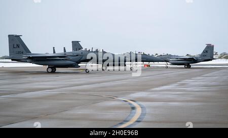 Die F-15E Strike Eagles, die den 492. Und 494. Jagdgeschwadern zugewiesen wurden, fahren auf dem Rollweg zur Vorbereitung auf den Start bei der Royal Air Force Lakenheath, England, am 9. Februar 2021. Der 48th Fighter Wing führt Routinetraining durch, um sicherzustellen, dass US-Streitkräfte und alliierte Streitkräfte in der Lage sind, das gesamte Konfliktspektrum abzuschrecken, zu verteidigen und zu gewinnen. Stockfoto