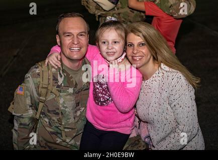 Mehr als 160 Soldaten des 1. Bataillons, des 204. Air Defense Artillery Regiment, Mississippi Army National Guard, werden am Dienstag, den 9. Februar, im Thompson Field, Flowood, Mississippi, begrüßt. 2020. Die Soldaten dienen seit dem Frühjahr 2020 in der Region der Landeshauptstadt. Stockfoto