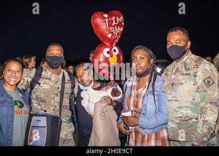 Mehr als 160 Soldaten des 1. Bataillons, des 204. Air Defense Artillery Regiment, Mississippi Army National Guard, werden am Dienstag, den 9. Februar, im Thompson Field, Flowood, Mississippi, begrüßt. 2020. Die Soldaten dienen seit dem Frühjahr 2020 in der Region der Landeshauptstadt. Stockfoto