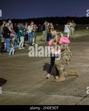 Mehr als 160 Soldaten des 1. Bataillons, des 204. Air Defense Artillery Regiment, Mississippi Army National Guard, werden am Dienstag, den 9. Februar, im Thompson Field, Flowood, Mississippi, begrüßt. 2020. Die Soldaten dienen seit dem Frühjahr 2020 in der Region der Landeshauptstadt. Stockfoto