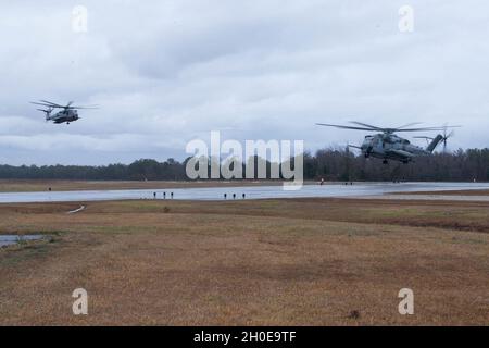 Zwei CH-53E Superhengste, die an die 24. Marine Expeditionary Unit (MEU) angeschlossen sind, kommen zur Unterstützung einer Helicopter Support Team Übung im Camp Lejeune, N.C., 9. Februar 2021. HSTS erleichtert in Zusammenarbeit mit dem Luftkampfelement der MEU logistische Flugbewegungen in der vorbereitenden Einsatzumgebung. Stockfoto