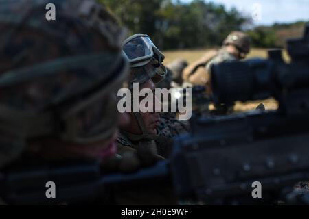 U.S. Marine Corps Lance CPL. Christopher Jaco (links) und Lance CPL. Shawn Marr (rechts), beide Maschinengewehrschützen bei India Company, 3d Battalion, 8th Marine Regiment, beschäftigen eine M240B Maschinengewehr während eines Live-Fire Range auf Camp Hansen, Okinawa, Japan, 9. Februar 2021. Die Marines unterstützten ein Angriffselement per Feuer und demonstrierten damit ihre Fähigkeiten in der Infanterie und der kombinierten Rüstungstaktik. 3/8 ist derzeit im Rahmen des Unit Deployment Program an die 3d Marine Division angeschlossen. Jaco stammt aus Jacksonville, North Carolina, und Marr stammt aus Uniondale, New York. Stockfoto