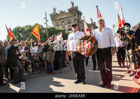 Barcelona, Spanien. Oktober 2021. Männer werden mit Kränzen an der Statue von Christoph Kolumbus in Barcelona gesehen.Menschen haben an der Blumengabe zur Statue von Christoph Kolumbus in Barcelona anlässlich des 12. Oktober, dem Hispanic Day, der von der rechtsextremen Partei VOX organisiert wurde, teilgenommen. Es gab den VOX-Sprecher im katalanischen Parlament, Ignacio Garriga, begleitet von den beiden Sprechern der katalanischen Kammer, Juan Garriga und Antonio Gallego, sowie dem Abgeordneten Andres Bello. (Foto von Thiago Prudencio/SOPA Images/Sipa USA) Quelle: SIPA USA/Alamy Live News Stockfoto