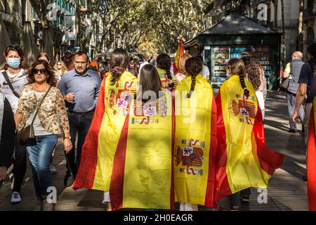 Barcelona, Spanien. Oktober 2021. Am Hispanic Day auf der Rambla in Barcelona werden Menschen mit spanischen Flaggen gesehen.Menschen haben an der Blumengabe zur Statue von Christoph Kolumbus in Barcelona anlässlich des 12. Oktober, dem Hispanic Day, der von der rechtsextremen Partei VOX organisiert wurde, teilgenommen. Es gab den VOX-Sprecher im katalanischen Parlament, Ignacio Garriga, begleitet von den beiden Sprechern der katalanischen Kammer, Juan Garriga und Antonio Gallego, sowie dem Abgeordneten Andres Bello. (Foto von Thiago Prudencio/SOPA Images/Sipa USA) Quelle: SIPA USA/Alamy Live News Stockfoto