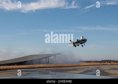 Marine Corps Maj. Dylan 'Bilbo' Nichola, Pax River F-35 Integrated Test Force, steuert eine F-35B, um Schanze und vertikale Landungen auf der Naval Air Station Patuxent River, Maryland, durchzuführen, 9. Februar 2021. US Navy Foto Stockfoto