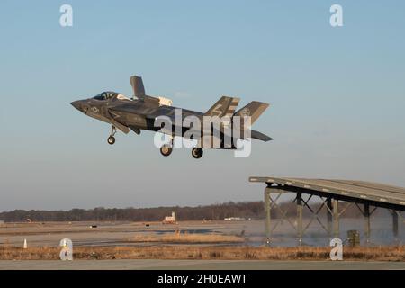 Marine Corps Maj. Dylan 'Bilbo' Nichola, Pax River F-35 Integrated Test Force, steuert eine F-35B, um Schanze und vertikale Landungen auf der Naval Air Station Patuxent River, Maryland, durchzuführen, 9. Februar 2021. US Navy Foto Stockfoto