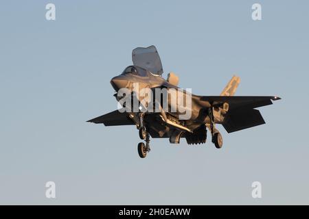 Marine Corps Maj. Dylan 'Bilbo' Nichola, Pax River F-35 Integrated Test Force, steuert eine F-35B, um Schanze und vertikale Landungen auf der Naval Air Station Patuxent River, Maryland, durchzuführen, 9. Februar 2021. US Navy Foto Stockfoto