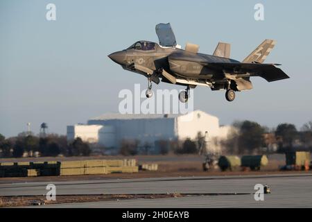Marine Corps Maj. Dylan 'Bilbo' Nichola, Pax River F-35 Integrated Test Force, steuert eine F-35B, um Schanze und vertikale Landungen auf der Naval Air Station Patuxent River, Maryland, durchzuführen, 9. Februar 2021. US Navy Foto Stockfoto