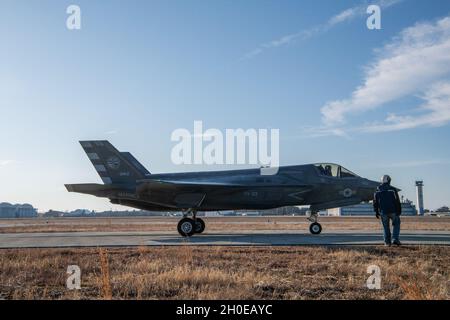 Marine Corps Maj. Dylan 'Bilbo' Nichola, Pax River F-35 Integrated Test Force, steuert eine F-35B, um Schanze und vertikale Landungen auf der Naval Air Station Patuxent River, Maryland, durchzuführen, 9. Februar 2021. US Navy Foto Stockfoto