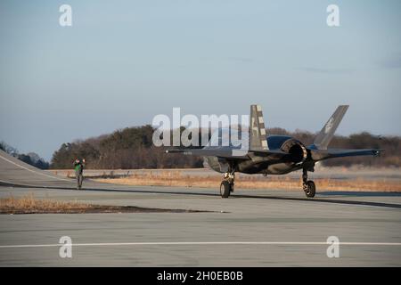 Marine Corps Maj. Dylan 'Bilbo' Nichola, Pax River F-35 Integrated Test Force, steuert eine F-35B, um Schanze und vertikale Landungen auf der Naval Air Station Patuxent River, Maryland, durchzuführen, 9. Februar 2021. US Navy Foto Stockfoto