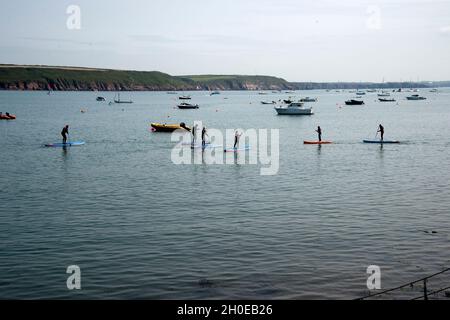 Wales August 2021. Pembrokeshire. Dale. Paddelboarding-Lektion. Stockfoto