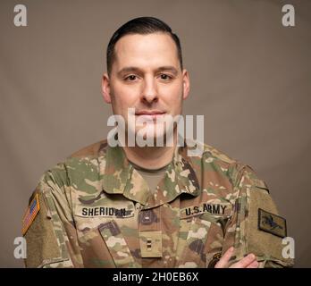 Chief Warrant Officer 2 Brady Sheridan ist der Company Grade Warrant Officer des Jahres 2020 der Wyoming Army National Guard und Finalist bei der Vertretung der Army National Guard im Adjutant General Corps Warrant Officer des Jahres gegen Active Duty Army und Army Reserve. Das Foto wurde am 9. Februar 2021 im Joint Force Readiness Center in Cheyenne, Wyo, aufgenommen. Stockfoto