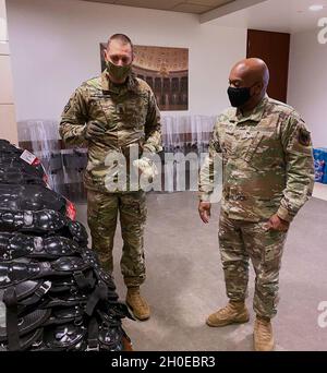 Senior-Berater des Chefs der Nationalgarde, Tony Whitehead, und Command Sgt. Maj. Justin Proulx inspiziert Ausrüstung, die dem Team Capitol in Washington, D.C. zugewiesen ist.das Team Capitol besteht aus Militärmitgliedern, die für die Aufrechterhaltung der Sicherheit im Kapitolkomplex der Vereinigten Staaten verantwortlich sind, um die Polizei des Kapitols der Vereinigten Staaten zu unterstützen. Dieses Bild wurde mit einem Mobilfunkgerät aufgenommen. Stockfoto