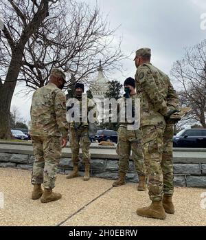 Senior-Berater des Chefs der Nationalgarde, Tony Whitehead, und Command Sgt. Maj. Justin Proulx spricht mit Soldaten, die dem Team Capitol in Washington, D.C. zugewiesen sind.das Team Capitol besteht aus Militärmitgliedern, die für die Aufrechterhaltung der Sicherheit im Kapitolkomplex der Vereinigten Staaten zur Unterstützung der Polizei des Kapitols der Vereinigten Staaten verantwortlich sind. Dieses Bild wurde mit einem Mobilfunkgerät aufgenommen. Stockfoto