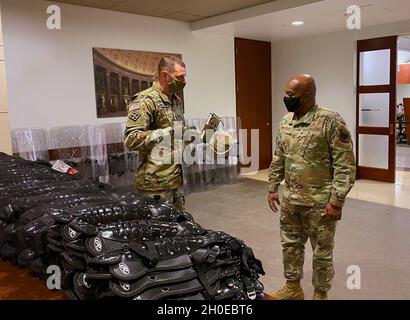 Senior-Berater des Chefs der Nationalgarde, Tony Whitehead, und Command Sgt. Maj. Justin Proulx inspiziert Ausrüstung, die dem Team Capitol in Washington, D.C. zugewiesen ist.das Team Capitol besteht aus Militärmitgliedern, die für die Aufrechterhaltung der Sicherheit im Kapitolkomplex der Vereinigten Staaten verantwortlich sind, um die Polizei des Kapitols der Vereinigten Staaten zu unterstützen. Dieses Bild wurde mit einem Mobilfunkgerät aufgenommen. Stockfoto