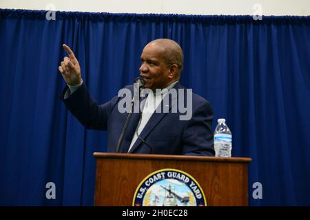 Vincent Patton, Chief Petty Officer im Ruhestand, hält eine Rede über seine Erfahrungen in der Küstenwache zu Ehren des African American History Month während einer Veranstaltung im Coast Guard Yard, Baltimore, am 10. Februar 2021. Patton war der erste afroamerikanische Chief Petty Officer der Küstenwache. Stockfoto