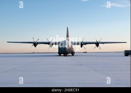 Ein schneebedeckter C130J Super Hercules wird auf der Fluglinie geparkt und wartet auf Schneeräumung und Enteisung, 10. Februar 2021, auf der Quonset Air National Guard Base, North Kingstown, R.I. Der 143 AW erhielt im Dezember 2001 seinen ersten C-130J Super Hercules und erhielt als erster der Luftwaffe die 'Stretch'-Version des 'J'-Modells. Stockfoto