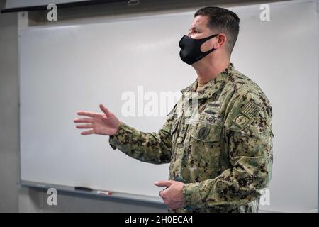 210210-N-SB299-1267 SAN DIEGO (FEB 10, 2021) – Force Master Chief James Osborne, Commander, Naval Surface Force, U.S. Pacific Fleet (CNSP), besucht den geführten Raketencruiser USS Lake Erie (CG 70) der Ticonderoga-Klasse, um mit der Führung und der Besatzung des Schiffes zu sprechen. An Bord trat Osborne dem CNSP-Kommandanten, Vice ADM, bei. Roy Kitchener führte eine Hörsitzung über Extremismus in den Reihen durch, diskutierte mit Matrosen über Vielfalt und Integration und bekräftigte den Eid des Amtes/der Einberufung mit teilnehmenden Offizieren und einberufenen Matrosen. Drei- und vier-Sterne-Admirale wimmelte von Schiffen der Gegend von San Diego Stockfoto