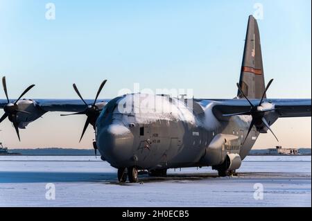 Ein schneebedeckter C130J Super Hercules wird auf der Fluglinie geparkt und wartet auf Schneeräumung und Enteisung, 10. Februar 2021, auf der Quonset Air National Guard Base, North Kingstown, R.I. Der 143 AW erhielt im Dezember 2001 seinen ersten C-130J Super Hercules und erhielt als erster der Luftwaffe die 'Stretch'-Version des 'J'-Modells. Stockfoto