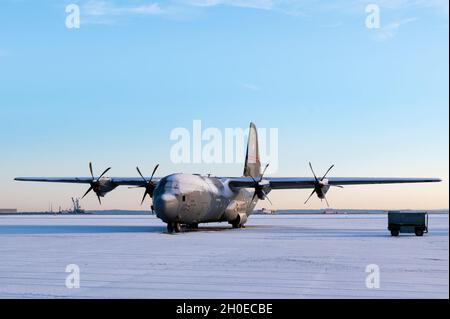 Ein schneebedeckter C130J Super Hercules wird auf der Fluglinie geparkt und wartet auf Schneeräumung und Enteisung, 10. Februar 2021, auf der Quonset Air National Guard Base, North Kingstown, R.I. Der 143 AW erhielt im Dezember 2001 seinen ersten C-130J Super Hercules und erhielt als erster der Luftwaffe die 'Stretch'-Version des 'J'-Modells. Stockfoto