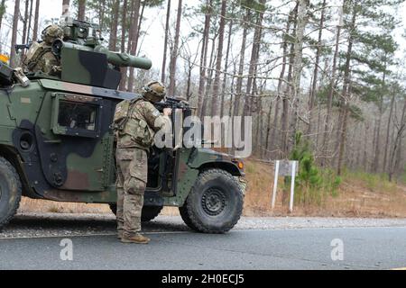 Fallschirmjäger, die dem 5. Squadron, dem 73. Kavallerieregiment, dem Kampfteam der 3. Brigade und der 82. Flugdivision zugewiesen sind, reagieren auf Kontakt während der Rotation 21-04 im Joint Readiness Training Center auf Fort Polk La., 11. Februar 2021. Die Rotation dient dazu, die Einsatzbereitschaft der Brigade und ihrer unterstützenden Einheit zu verbessern. Stockfoto