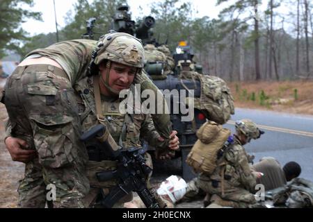 Fallschirmjäger, die dem 5. Squadron, dem 73. Kavallerieregiment, dem Kampfteam der 3. Brigade und der 82. Flugdivision zugewiesen sind, reagieren auf Kontakt während der Rotation 21-04 im Joint Readiness Training Center auf Fort Polk La., 11. Februar 2021. Die Rotation dient dazu, die Einsatzbereitschaft der Brigade und ihrer unterstützenden Einheit zu verbessern. Stockfoto