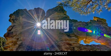 Eine Reihe von natürlichen Bögen entlang des Telephone Trail nördlich von Sedona AZ nannte die Peep Holes. Stockfoto