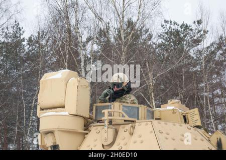 Ein US-Soldat, der dem 2. Zug, der Alpha Company, dem 91. Brigade-Ingenieur-Bataillon, dem 1. Panzerbrigade-Kampfteam, der 1. Kavallerie-Division, zugewiesen wurde, kommuniziert am 10. Februar 2021 über das Radio während des Combined Resolve XV im Trainingsgebiet von Grafenwoehr. Combined Resolve XV ist eine vom Armeeministerium geleitete multinationale Übung, die zum Aufbau des Kampfteams der 1. Panzerbrigade, der Bereitschaft der 1. Kavallerie-Division und zur Verbesserung der Interoperabilität mit alliierten Kräften entwickelt wurde, um gegen jeden Gegner zu kämpfen und zu gewinnen. Stockfoto