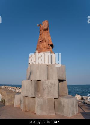 SAN BENEDETTO DEL TRONTO, ITALIEN - 15. AUGUST 2021: Denkmal für den Fischer, der im Hafen von San Benedetto del Tronto Trompete spielt - Ascoli pice Stockfoto