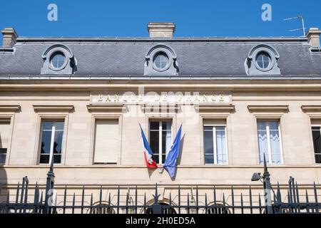 Fassade der Bank „Banque de France“ in Rennes (Bretagne, Nordwestfrankreich, mit französischer und europäischer Flagge Stockfoto