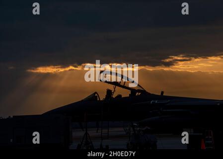 Ein F-15E Strike Eagle sitzt auf der Fluglinie auf dem Luftwaffenstützpunkt Seymour Johnson, North Carolina, 10. Februar 2021. Der F-15E ist ein Kämpfer mit zwei Rollen, der für die Durchführung von Luft-zu-Luft- und Luft-zu-Boden-Missionen entwickelt wurde. Stockfoto