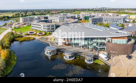 UNIVERSITY OF YORK, YORK, GROSSBRITANNIEN - 11. OKTOBER 2021. Eine Luftaufnahme der Gebäude und Schlafsäle des Campus East der Universität von York Stockfoto