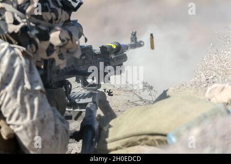 Eine US-Marine mit dem 2. Bataillon, dem 3. Marine-Regiment, der 3. Marine-Division, feuert ein mittelschweres Allzweck-Maschinengewehr M240B zur Unterstützung des Bataillon Distributed Operations Course on Marine Corps Air-Ground Combat Center, Twentynine Palms, Kalifornien, 9. Februar 2021. Das Training ist Teil der Integrated Training Exercise (ITX) 2-21, einer kombinierten Rüstungsübung, die zur Herstellung kampftauglicher Kräfte dient, die als integrierte Marine Air-Ground Task Force arbeiten können. Stockfoto