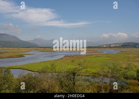 Blick von der Britannia Terrace nach Norden über die Afon Glaslyn in Richtung snowdonia. Stockfoto