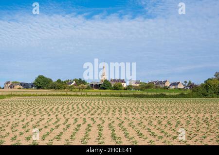 Le Minihic sur Rance (Bretagne, Nordwestfrankreich): Überblick über das Dorf und Blumenkohlfelder vom Küstenweg entlang des Flusses Rance Stockfoto