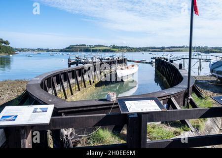 Le Minihic sur Rance (Bretagne, Nordwestfrankreich): Trockendock der Werft von La Landriais mit dem Fluss Rance im Hintergrund Stockfoto