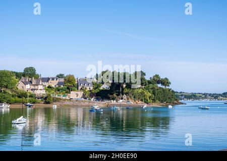 Le Minihic sur Rance (Bretagne, Nordwestfrankreich): Häuser am Ufer von La Landriais, am Ufer des Flusses Rance Stockfoto