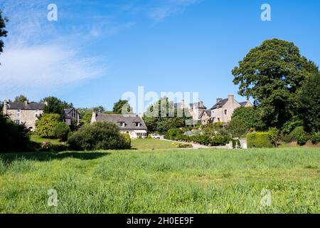 Le Minihic sur Rance (Bretagne, Nordwestfrankreich): Steinhäuser an der Uferpromenade von La Landriais, am Ufer des Flusses Rance Stockfoto