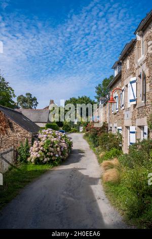 Le Minihic sur Rance (Bretagne, Nordwestfrankreich): Typische Steinhäuser in La Landriais, am Ufer des Flusses Rance Stockfoto