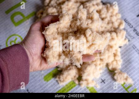 Lose Holzfaserwolle STEICO Zell ist ein ökologisches, atmungsaktives, anti-allergisches und umweltfreundliches Wärmedämmmaterial, das für in geeignet ist Stockfoto