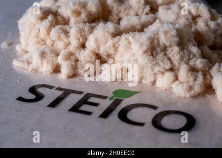 Lose Holzfaserwolle STEICO Zell ist ein ökologisches, atmungsaktives, anti-allergisches und umweltfreundliches Wärmedämmmaterial, das für in geeignet ist Stockfoto