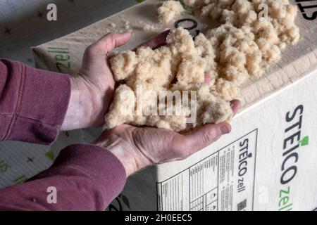 Lose Holzfaserwolle STEICO Zell ist ein ökologisches, atmungsaktives, anti-allergisches und umweltfreundliches Wärmedämmmaterial, das für in geeignet ist Stockfoto