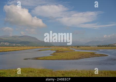 Blick von der Britannia Terrace nach Norden über die Afon Glaslyn in Richtung snowdonia. Stockfoto