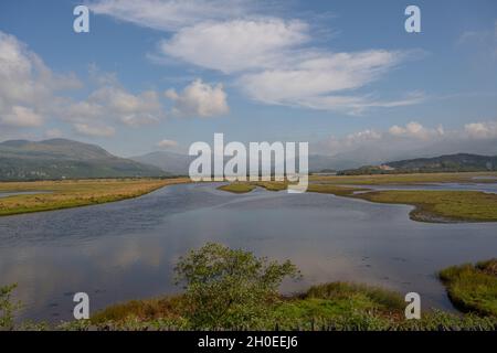 Blick von der Britannia Terrace nach Norden über die Afon Glaslyn in Richtung snowdonia. Stockfoto