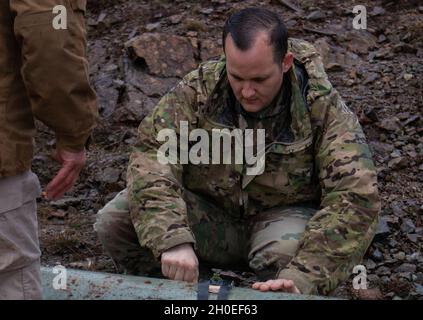 Sgt. Mark Henderson, ein Soldat der 702. Ordnance Company, die dem EOD-Team für das Regionalkommando Ost der Kosovo Force angeschlossen ist, hilft bei der Sicherung eines Sprengstoffdetonators während eines Minenerfassungstages im Kosovo Range außerhalb von Dakovica/Gjakovë, Kosovo, am 11. Februar 2021. Das RC-E EOD-Team unterstützt die NATO-geführte KFOR, um ein sicheres Umfeld für alle Menschen im Kosovo zu gewährleisten. Stockfoto