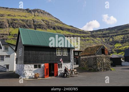 Traditionelles Holzhaus mit grünem Blechdach in Tjornuvik, Streymoy Island, Färöer Inseln, Skandinavien, Europa. Stockfoto