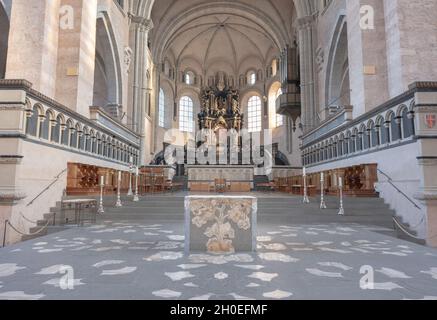 Trier - die hohe Domkirche St. Peter zu Trier ist die älteste Bischofskirche Deutschlands und die Mutterkirche des Bistums Trier Stockfoto