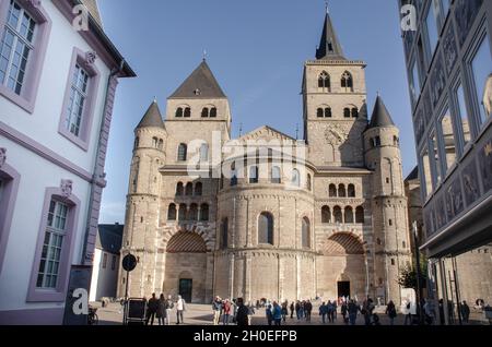 Trier - die hohe Domkirche St. Peter zu Trier ist die älteste Bischofskirche Deutschlands und die Mutterkirche des Bistums Trier Stockfoto