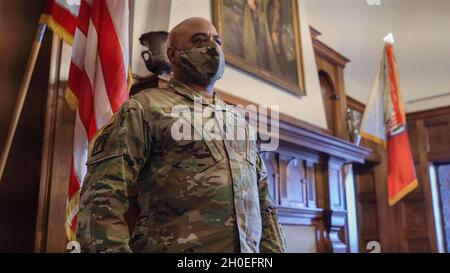 U.S. Army Command Sgt. Maj. Andrew H. Lampkins, Senior-Berater des Kommandeurs der 369. Sustainment Brigade, steht im Herd der 369. Regiment Armory – historisches Wahrzeichen Nummer 1390 in New York City, während des African American History Month in New York, 11. Februar 2021. Die offizielle traditionelle Bezeichnung der Harlem Hellfighters wurde am 21. September 2021 an die 369. Sustainment Brigade des Hauptquartiers und der Hauptquartiersgesellschaft übergeben und vom Armeezentrum für Militärgeschichte genehmigt. Die Harlem Hellfighters waren eine überwiegend afroamerikanische Infanterieeinheit in World Stockfoto